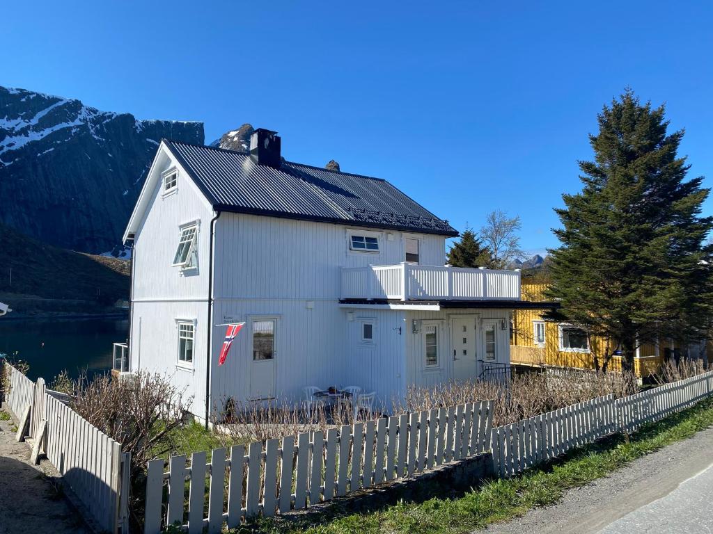 Reine Retro Villa - Cozy With a Fantastic View room 2
